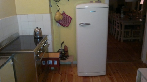 Kjøleskapet er av nyere dato i gammel stil