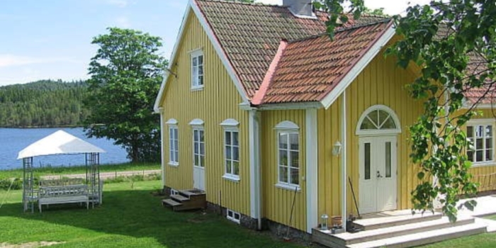 Villa Kyrkudden med sjøen i bakgrunnen